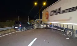 Zincirleme kaza! 2 tır ile otomobil çarpıştı: 1 kişi öldü, 7 kişi yaralandı!