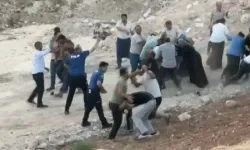 Ortalık savaş alanına döndü: Aralarında kadınların da bulunduğu iki aile birbirine girdi!