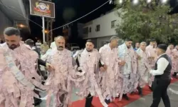 Görenler gözlerine inanamadı! Üzerlerinde deste deste paralarla halay çektiler!