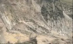 Heyelan sonucu dağ çöktü: Felakette 14 kişi hayatını kaybetti!