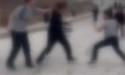 Sözlü tartışma tekmeli ve yumruklu kavgaya dönüştü: Liseli öğrenciler birbirine girdi!