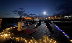 Kadınlar Van Gölü manzarasında yoga yaptı