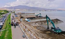 Van Gölü'nün sahilinde dip çamuru temizleme çalışmaları sürüyor