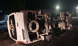 Van’da minibüs ile kamyon çarpıştı: 1’i bebek 13 kişi yaralandı!