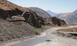 Hakkari’de çöken yola yeni güzergah yapılıyor!