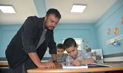 Van’da tek öğretmen iki öğrencisiyle hayallerine birlikte yürüyor