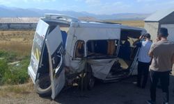 Yüksekova’da korkutan kaza! Minibüs açık rögar çukuruna çarptı: 6 yaralı
