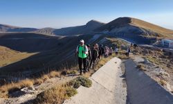 Van Gölü'nün eşsiz manzaraları eşliğinde bir yürüyüş!