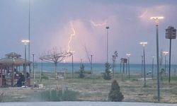 Van semalarında görsel şölen: Şimşekler geceyi aydınlattı