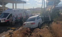 Van’da kontrolden çıkan otomobil ağaca çarptı: 2’si ağır 4 kişi yaralandı!