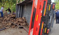 Van’da korkutan kaza: Odun yüklü traktör devrildi! 3 yaralı