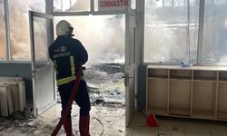 Van’da yıkımı devam eden spor merkezinin çatı kısmında yangın çıktı!