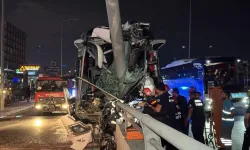 Yolcu otobüsü tabela direğine çarptı: 11 kişi yaralandı!
