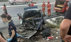 Refüje çarpan otomobil parçalara ayrıldı! 2 kişi öldü, işte kazada hayatını kaybedenlerin isimleri…
