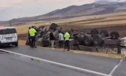 Van-Erciş yolunda korkutan kaza: Kontrolden çıkan tır devrildi!