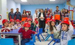 Van’da depremi yaşayan gençlerden miniklere anlamlı mesaj!