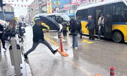 Van’da aniden bastıran sağanak hayatı olumsuz etkiledi!