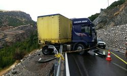 Böyle kaza görülmedi: Kontrolden çıkan tır bariyerlerde askıda kaldı!