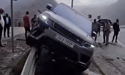 Van-Hakkâri karayolunda korkutan kaza: Otomobil bariyerlere çarparak durabildi!