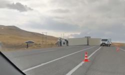 Van'da kontrolden çıkan tır devrildi: Tır sürücüsü yaralandı!