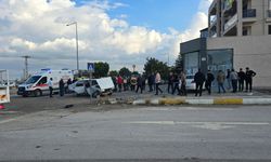 Van'da iki otomobil çarpıştı: 6 kişi yaralandı!