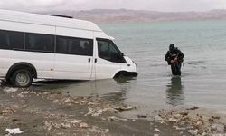 Van'da kontrolden çıkan minibüs Erçek Gölü'ne uçtu!