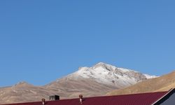 Başkale’ye yılın ilk karı yağdı!
