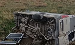 Van’da kontrolden çıkan minibüs tarlaya uçtu: 6 kişi yaralandı!
