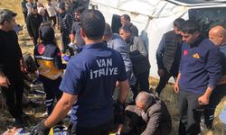 SON DAKİKA: Van’da tır yolcu minibüsünü biçti! 1‘i ağır 11 yaralı