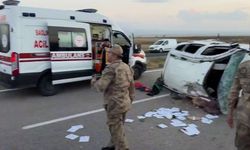 Van yolunda feci kaza: 3'ü çocuk 7 kişinin bulunduğu araç takla attı!