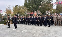 Van’da 29 Ekim Cumhuriyet Bayramı için çelenk sunma töreni düzenlendi