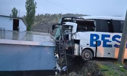 Van yolcu otobüsü kaza yaptı: 1'i ağır 14 yaralı