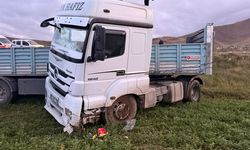 Van’da korkutan kaza: Hızını alamayan tır şarampole yuvarlandı! 1’i ağır, 2 yaralı