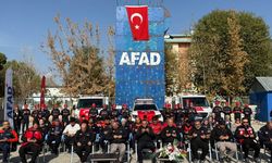 AFAD personeli Van depreminde hayatını kaybedenleri andı