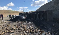 Tır, otomobilin üzerine devrildi: 4 kişi hayatını kaybetti!