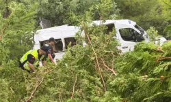 Kontrolden çıkan minibüs yol kenarındaki bahçeye yuvarlandı: 1'i ağır, 17 kişi yaralandı!