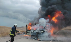 Van’da korkutan yangın: Kamyonetteki kombi ve petekler küle döndü!