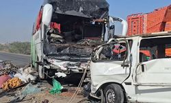 Minibüs ile otobüs çarpıştı: 12 ölü, 22 yaralı