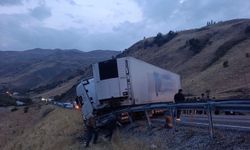 Van-Hakkari Yolu’nda tır kazası: Trafik durdu!