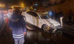 Van-Hakkari Kara Yolu’nda otomobil tabelaya çarptı!