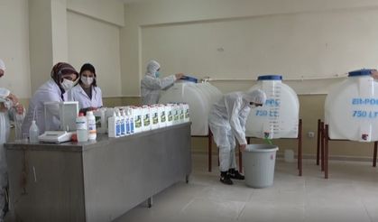 Erciş’teki öğrenciler 110 ton dezenfektan üreterek 2 milyon lira ciro yaptı