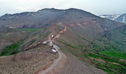 Erciş'te ulaşımı olmayan tarım arazilerin yolları açıldı