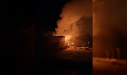 Bahçesaray’da 3 ev yandı yangın 6 saatlik çalışmayla söndürüldü