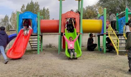 Gürpınar’da geri dönüşüm malzemelerinden iki okula oyun parkı kuruldu!