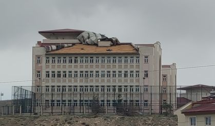 Şiddetli fırtına Van’ı yıkıp geçti: İşte fırtınanın yarattığı hasar…