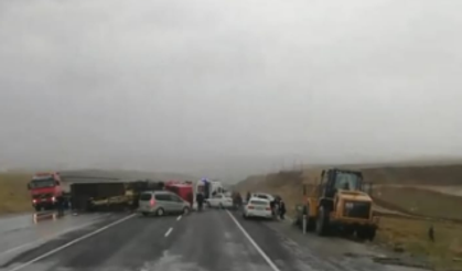 Van-Hakkari karayolunda kaza üstüne kaza: Yamalı yol, tehlike saçıyor!