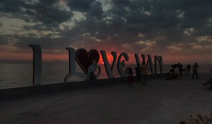 Van’da büyüleyici manzara: Gören mest oldu!