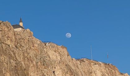 Van’da tarih ve doğa tek karede: İşte şişkin Ay'dan seyirlik manzara...