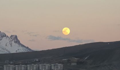 Van'da görsel şölen: "Pembe Dolunay" Erek Dağı'ndan yükseldi