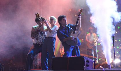 Van YYÜ Rock topluluğu İzmir'deki bahar şenliğinde sahne aldı!